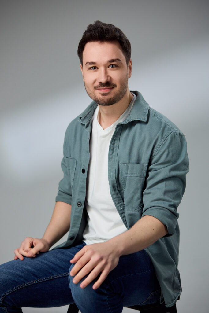 Bărbat în cămașă verde-gri peste tricou alb, portret profesional relaxat