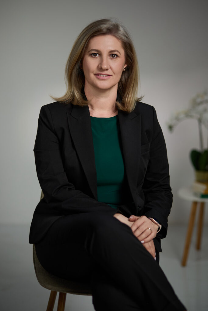 Femeie în sacou negru și bluză verde, portret de business în studio