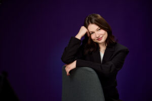 Portret profesional de brand personal, pe fundal violet, realizat la Alt Nivel Studio