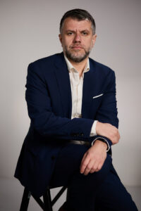 Detaliu de styling la o ședință de poze profesionale pentru bărbați
