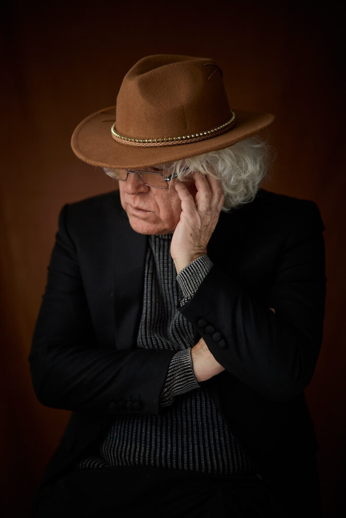Portret al pictorului și scenografului Ion Nedelcu, fotografiat la Alt Nivel