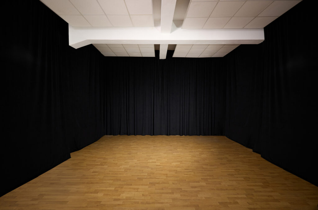 Sala studioului Alt Nivel din București, pregătită pentru configurare