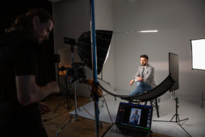 Din culisele unei ședințe de poze profesionale: fotograf, lumini și client în studio