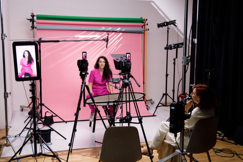 Studio foto de închiriat în București, cu stative, camere și lumini montate