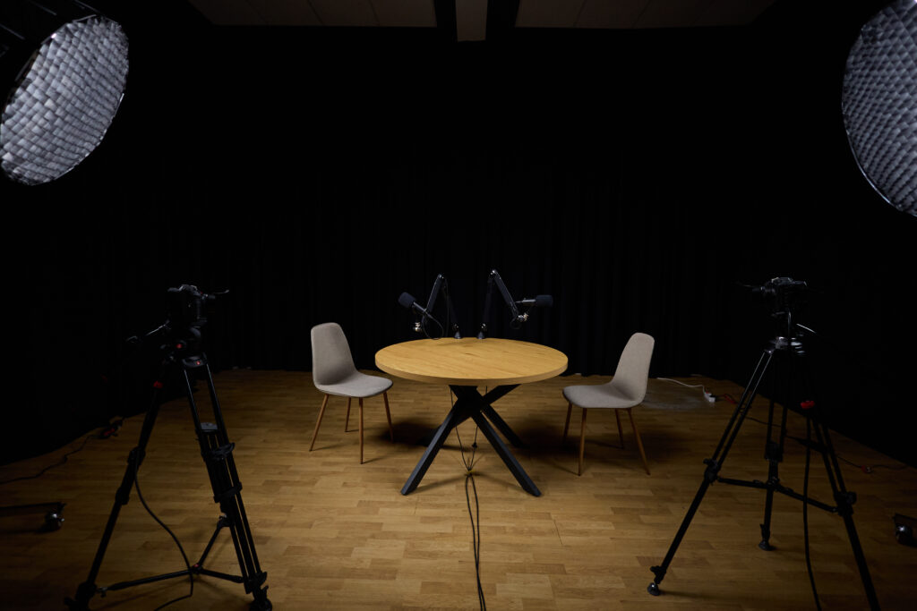 Configurare de podcast în studioul Alt Nivel, cu camere și microfoane