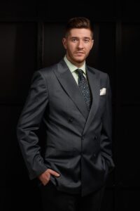 Portret profesional în costum, realizat în studioul Alt Nivel din București