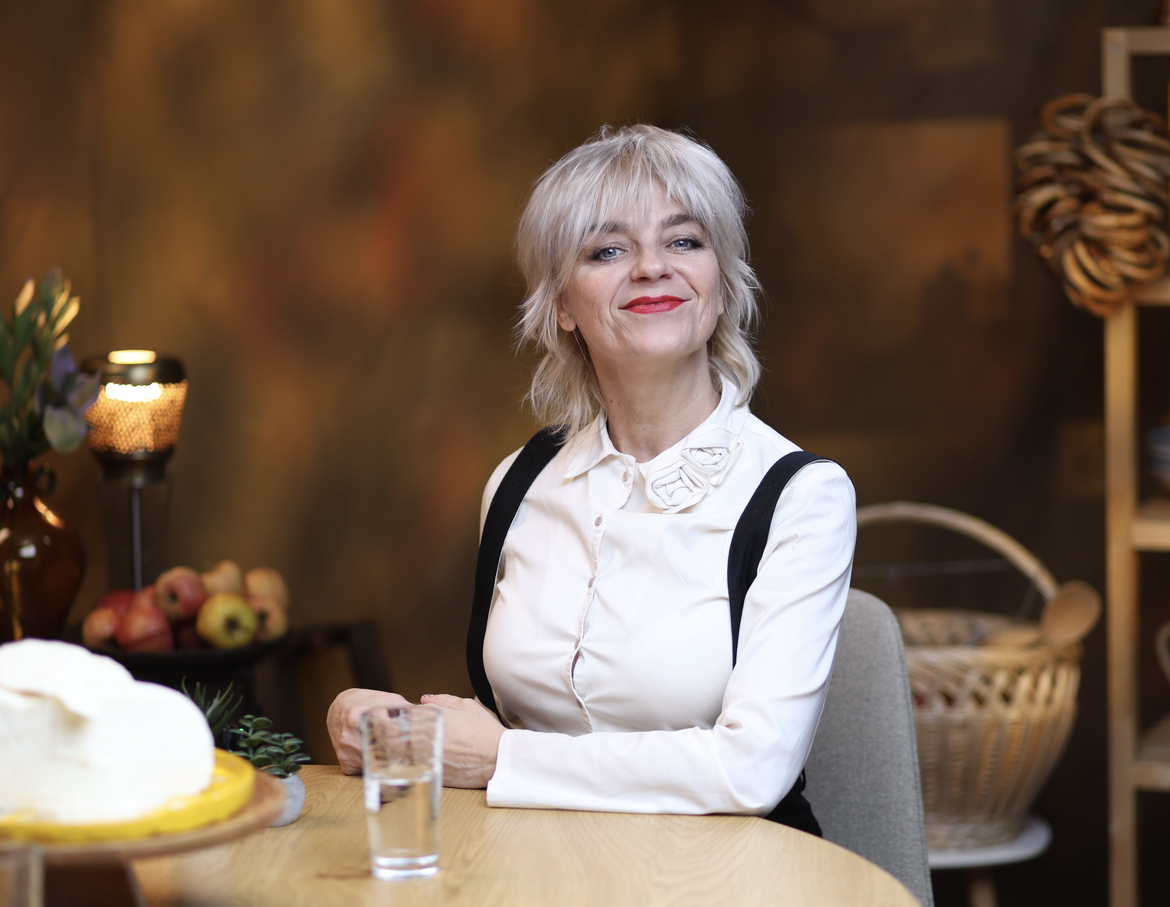 Gianina Corondan la masa de înregistrare, în studioul de podcast din Timpuri Noi