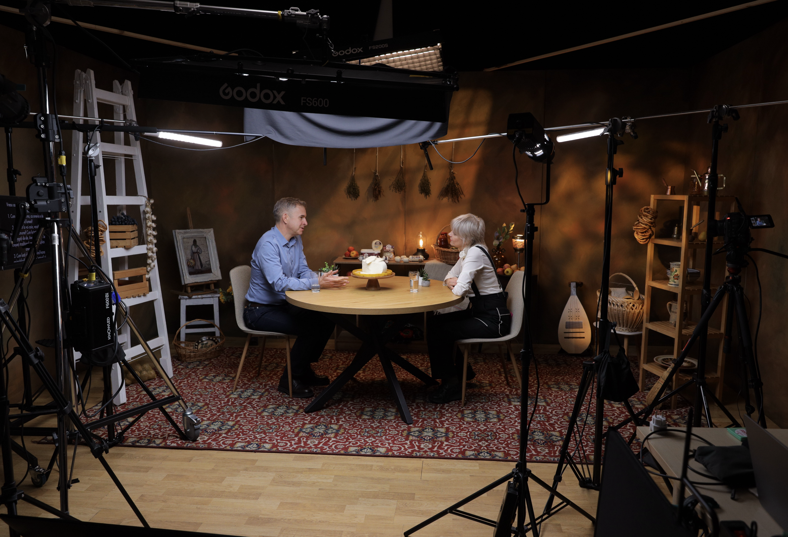 Studio foto de închiriat în București, pregătit cu lumini și decor pentru o filmare