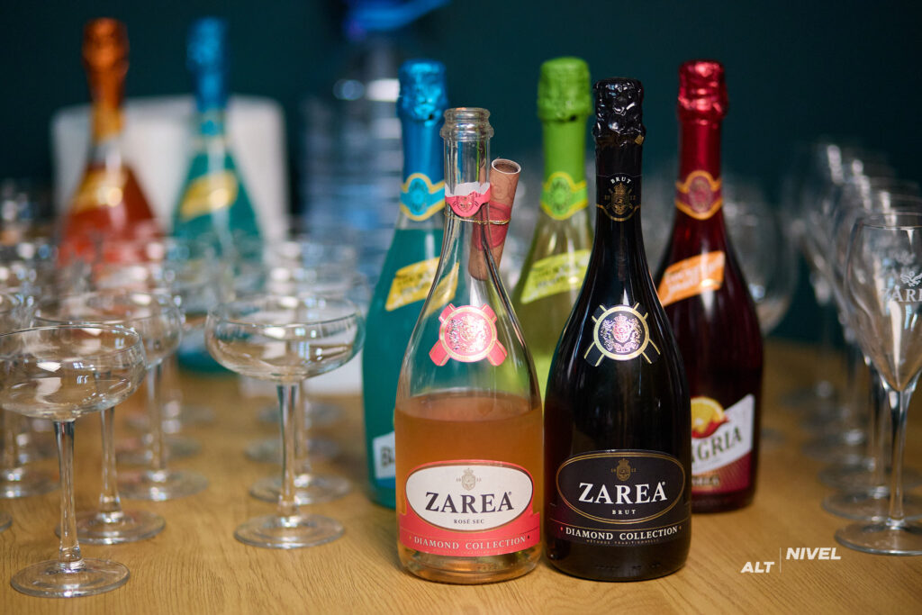 Sticle Zarea Diamond Collection pregătite pentru degustare la Rostire — Alt Nivel Studio