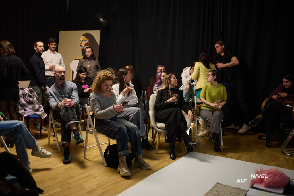 Publicul din sala Alt Nivel Studio înainte de începerea spectacolului Rostire
